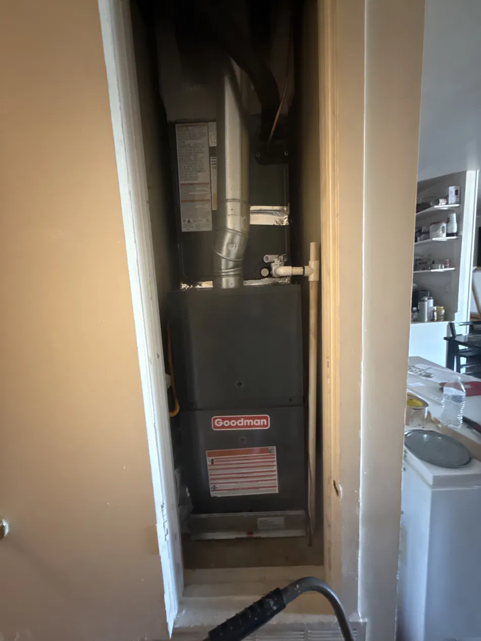 Goodman gas furnace installed inside a narrow closet in Shreveport, Louisiana